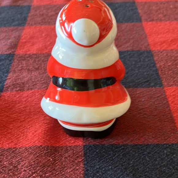 EUC Santa and Mrs Claus salt and pepper shakers - Picture 7 of 9